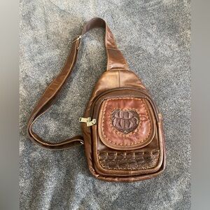 Vtg Leather cross body with alligator accent